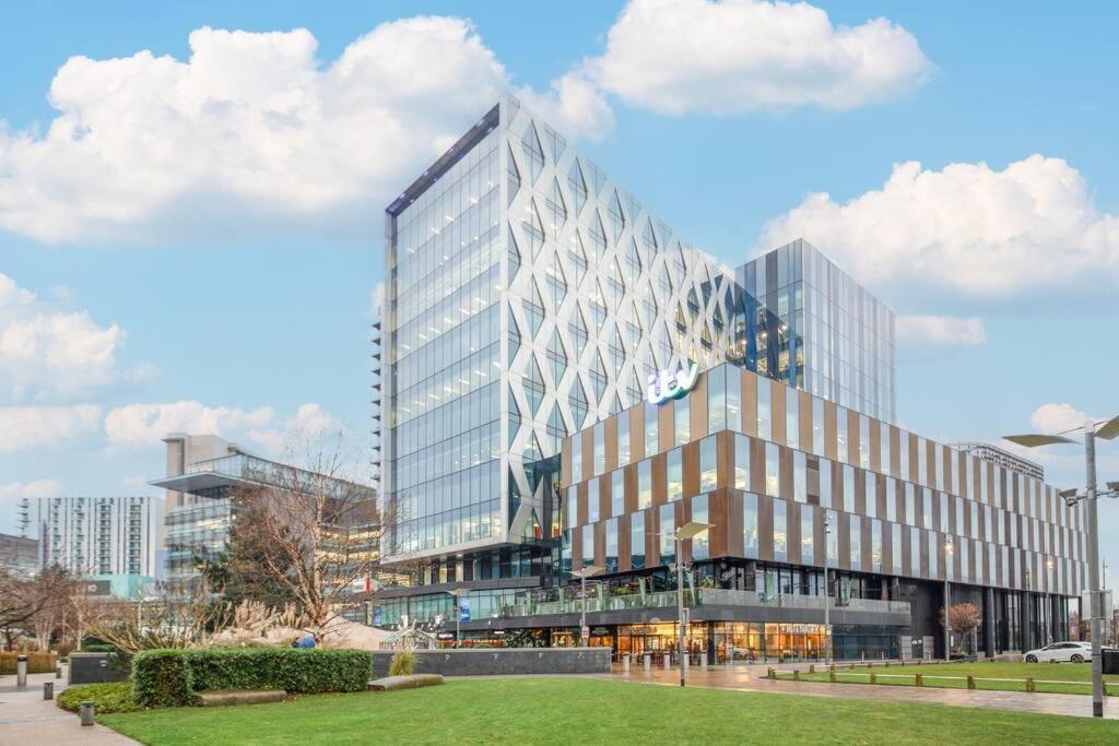 Stylish Mediacity 2Bed, Sleeps 6, Amazing Views Манчестер Экстерьер фото