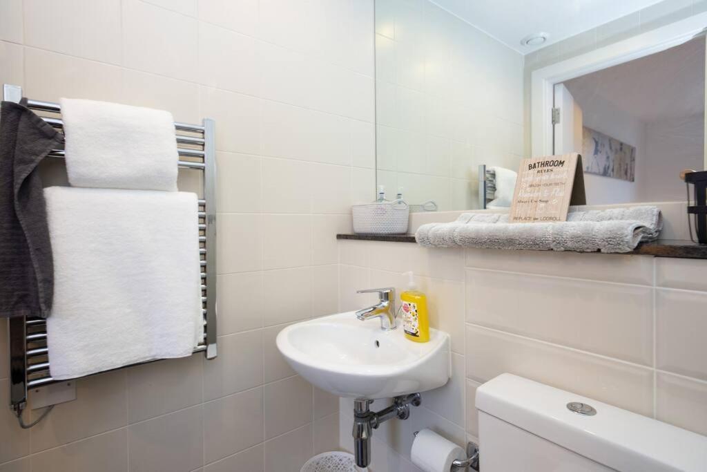 Stylish Mediacity 2Bed, Sleeps 6, Amazing Views Манчестер Экстерьер фото