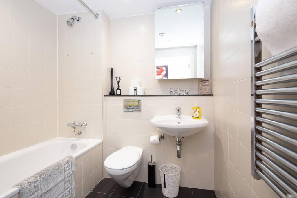 Stylish Mediacity 2Bed, Sleeps 6, Amazing Views Манчестер Экстерьер фото