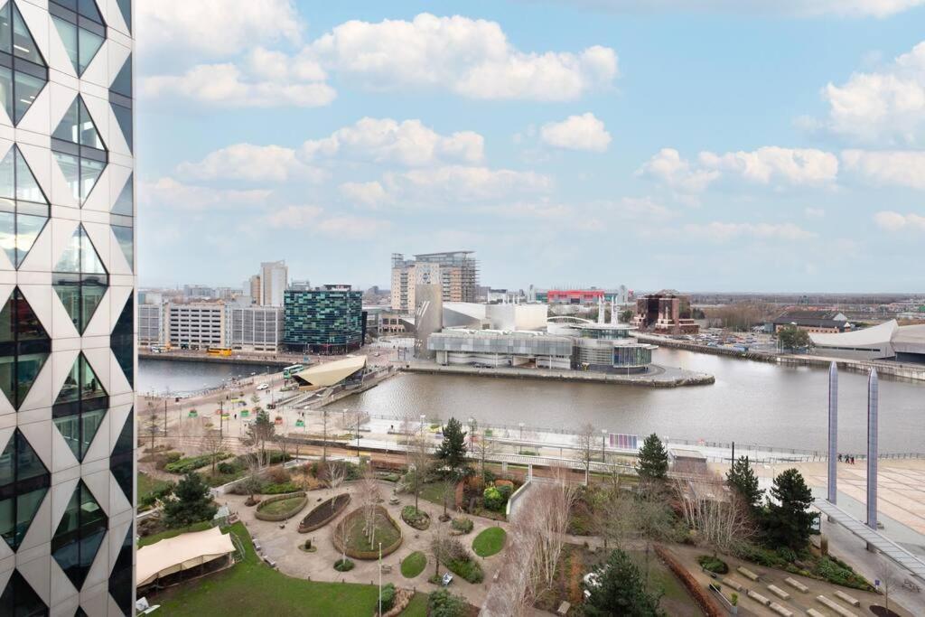 Stylish Mediacity 2Bed, Sleeps 6, Amazing Views Манчестер Экстерьер фото