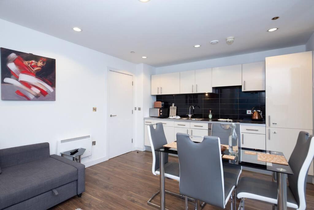 Stylish Mediacity 2Bed, Sleeps 6, Amazing Views Манчестер Экстерьер фото