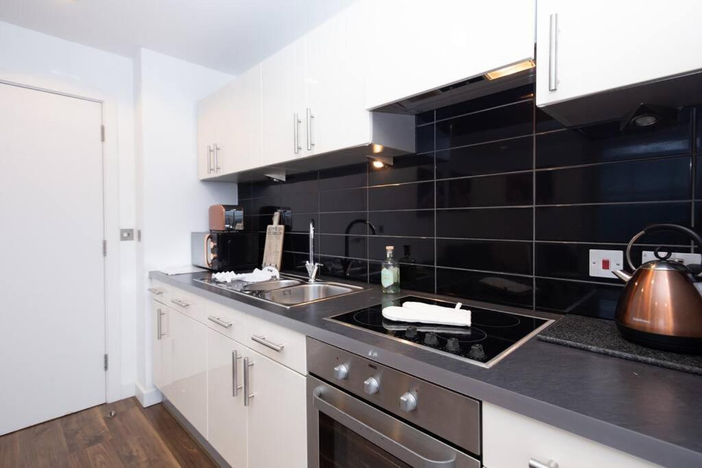 Stylish Mediacity 2Bed, Sleeps 6, Amazing Views Манчестер Экстерьер фото