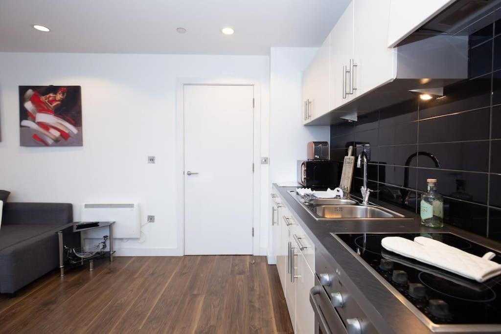 Stylish Mediacity 2Bed, Sleeps 6, Amazing Views Манчестер Экстерьер фото