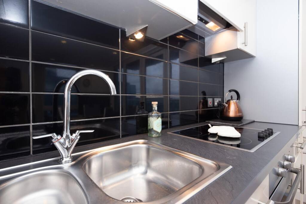 Stylish Mediacity 2Bed, Sleeps 6, Amazing Views Манчестер Экстерьер фото