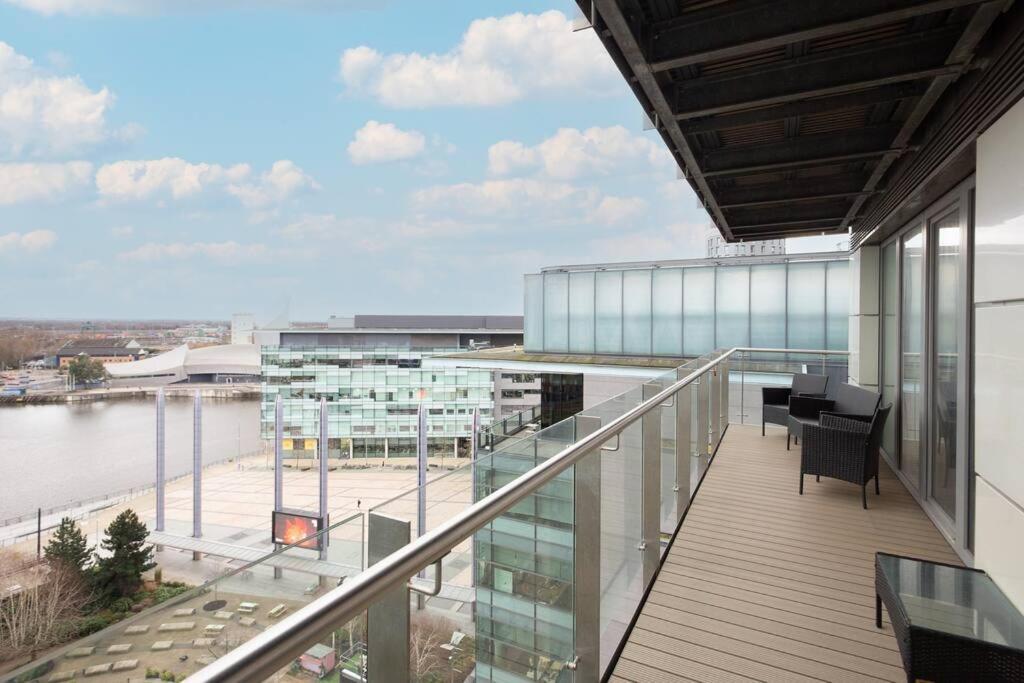 Stylish Mediacity 2Bed, Sleeps 6, Amazing Views Манчестер Экстерьер фото