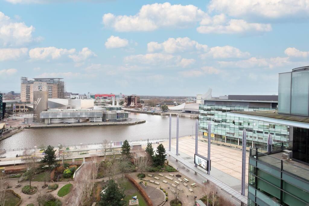 Stylish Mediacity 2Bed, Sleeps 6, Amazing Views Манчестер Экстерьер фото