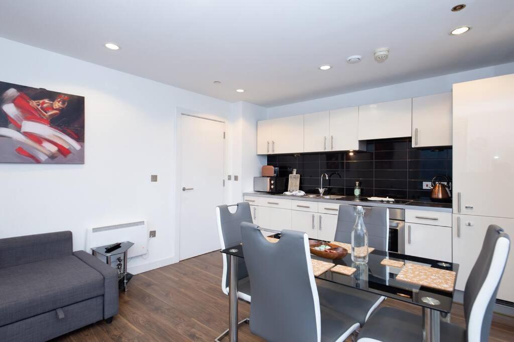 Stylish Mediacity 2Bed, Sleeps 6, Amazing Views Манчестер Экстерьер фото